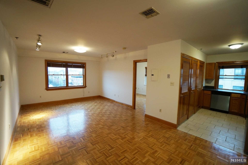 84 Bloomfield Street - Photo 1