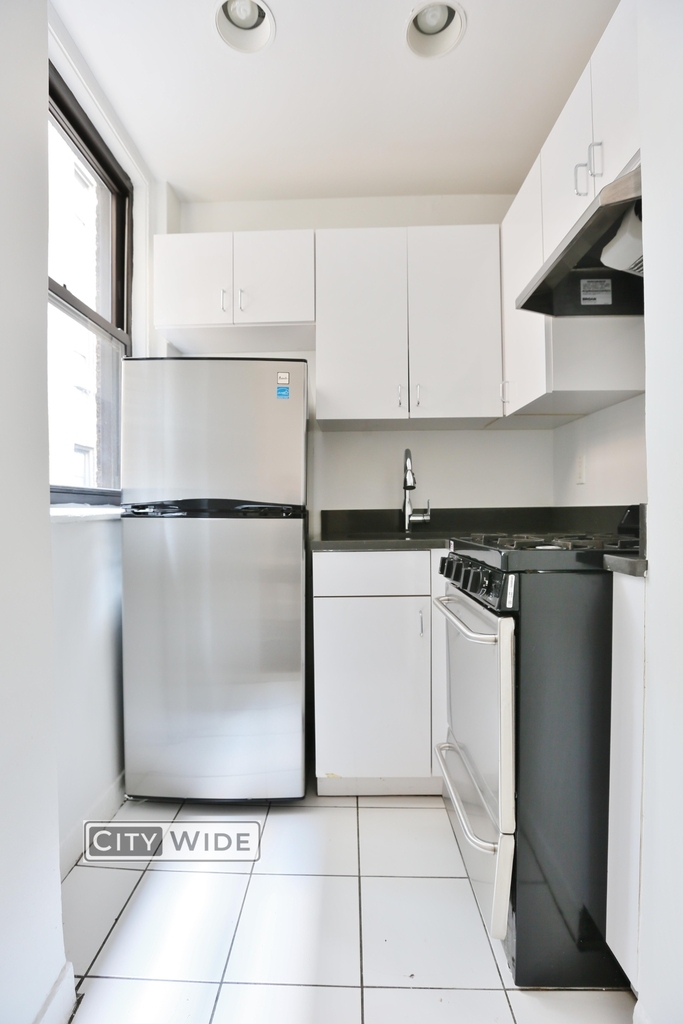 140 East 46th Street - Photo 2