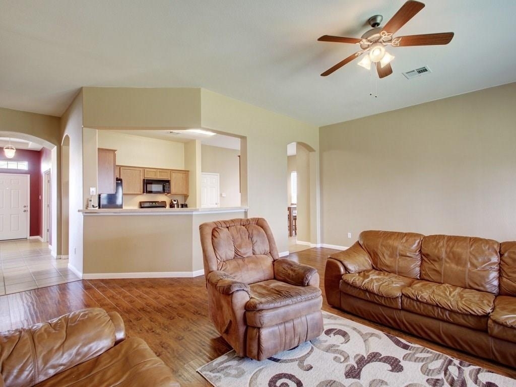 1411 Pearsall Ln - Photo 3