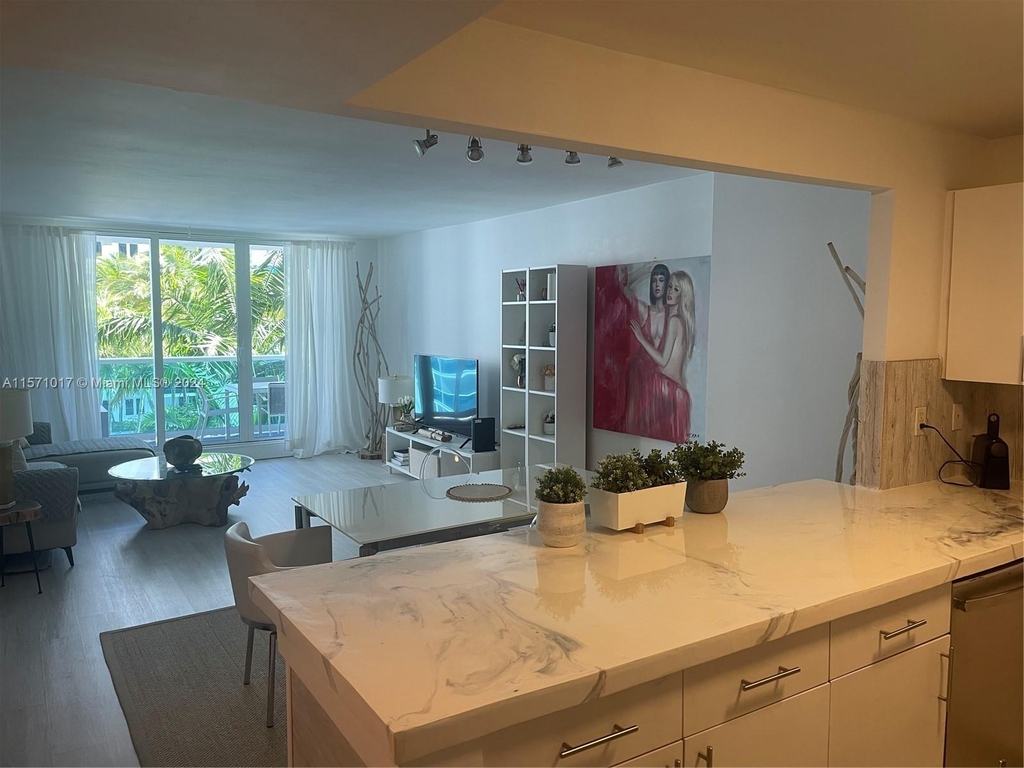 2301 Collins Ave - Photo 3
