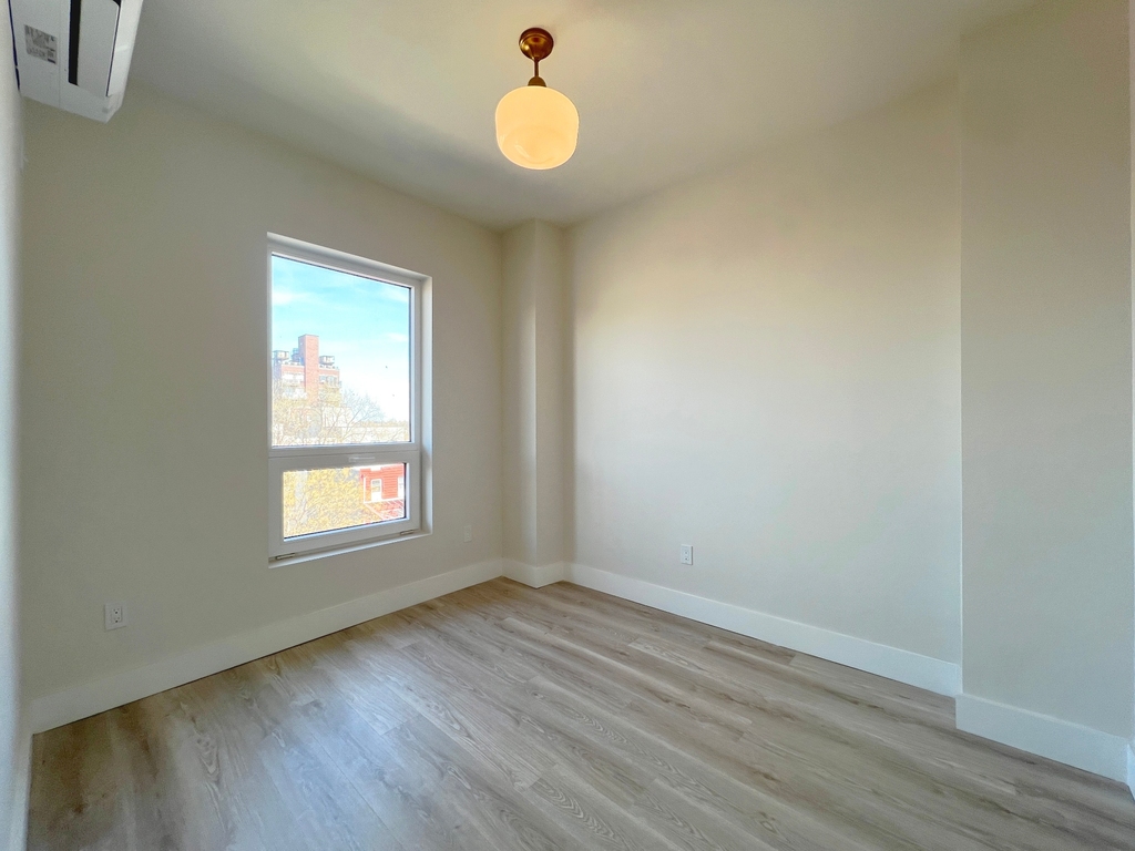 952 Bedford Avenue - Photo 5