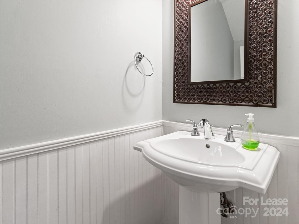 427 W 8th Street - Photo 11