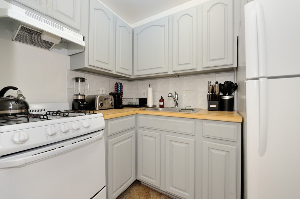 356 West 37th Street - Photo 7