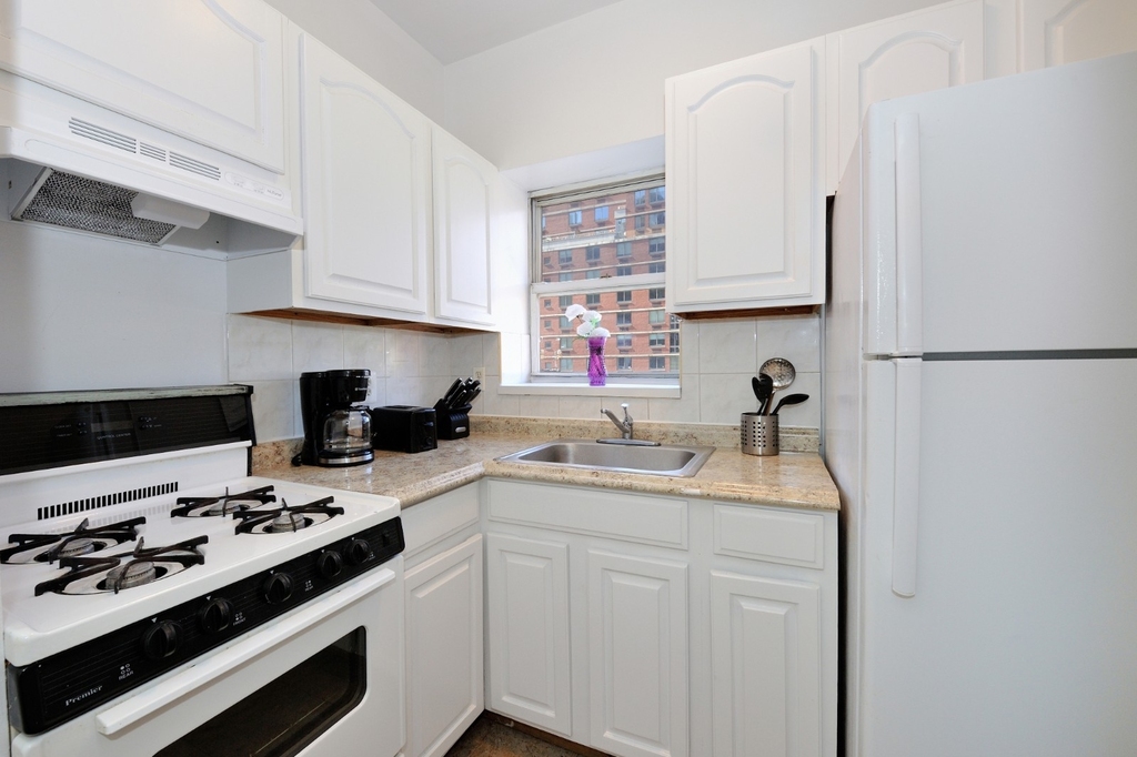 356 West 37th Street - Photo 5