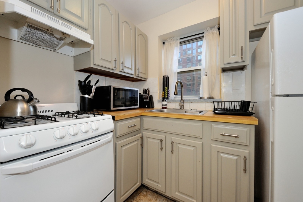 356 West 37th Street - Photo 3