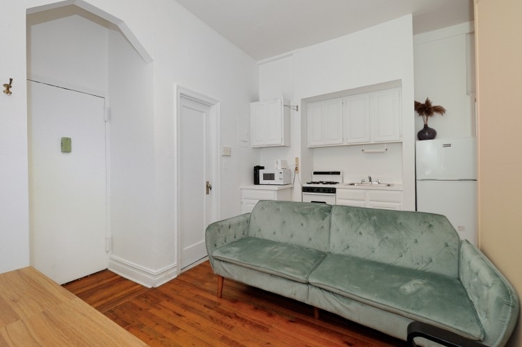 400 West 47th Street - Photo 1