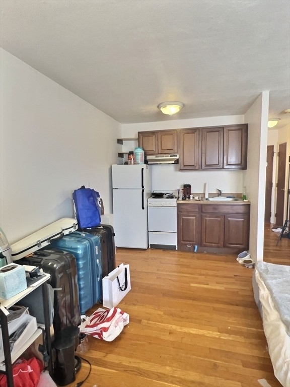 1027 Commonwealth Ave - Photo 2