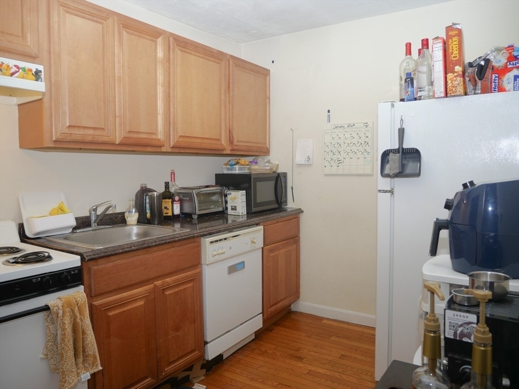 1027 Commonwealth Ave - Photo 2