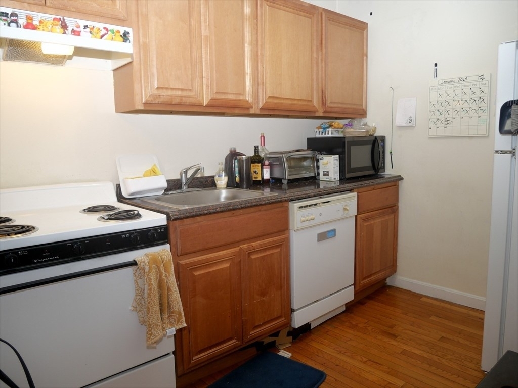 1027 Commonwealth Ave - Photo 1