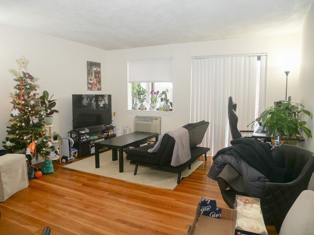 1027 Commonwealth Ave - Photo 2