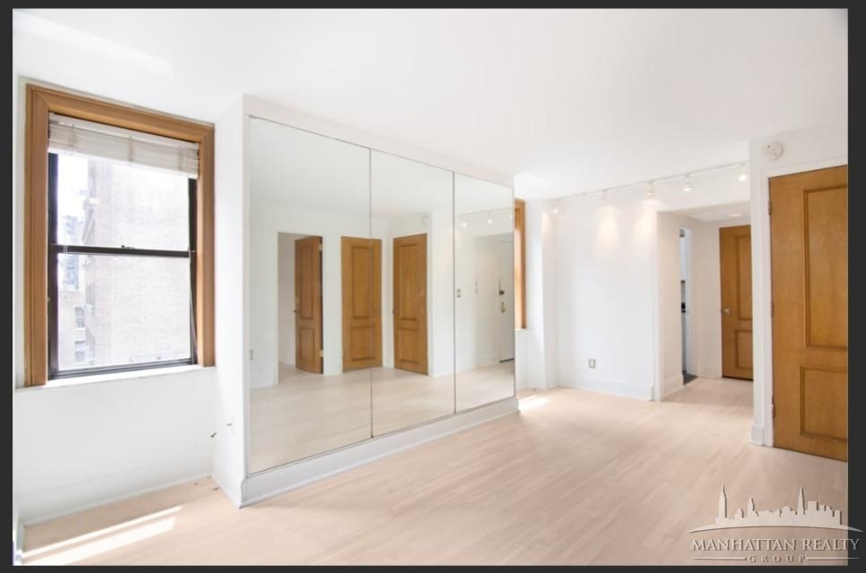 W 58th St - Photo 1