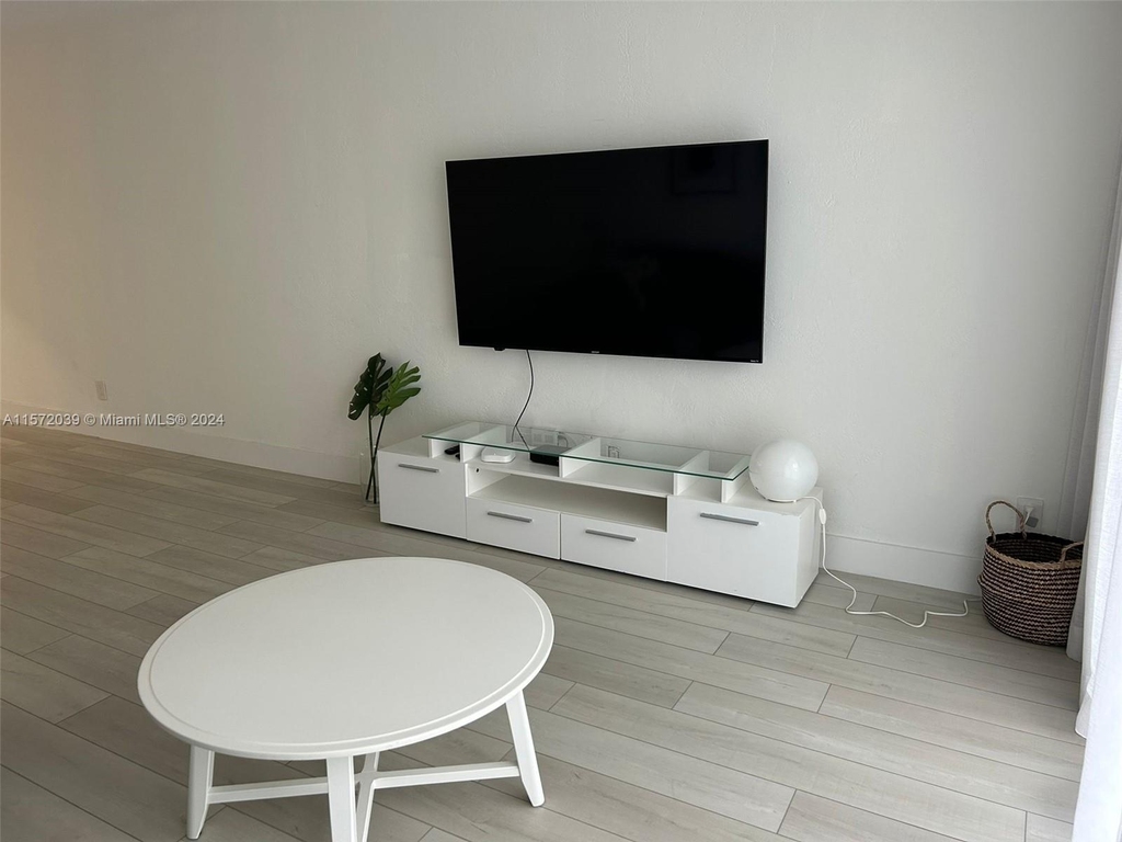 19390 Collins Ave - Photo 3