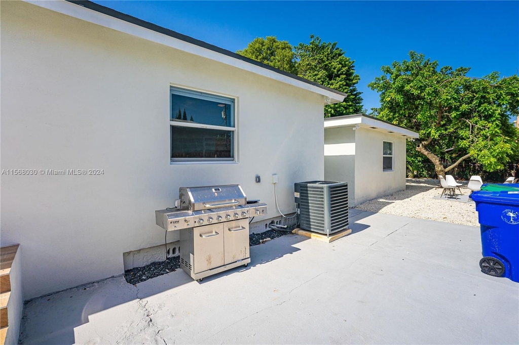 1725 Sw 24th Ave - Photo 5