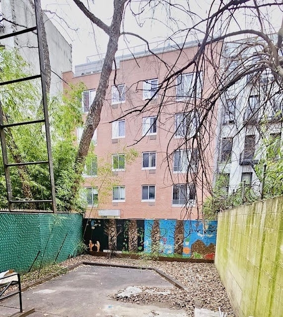 East 6th Street - Photo 10