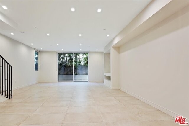 1125 N Kings Rd - Photo 3