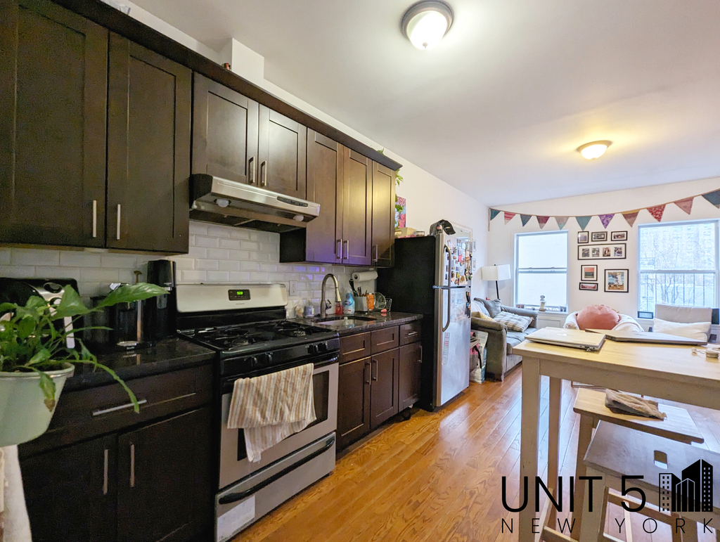 74 Graham Avenue - Photo 2