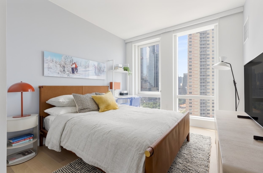 555 W 38th St Manhattan - Photo 4