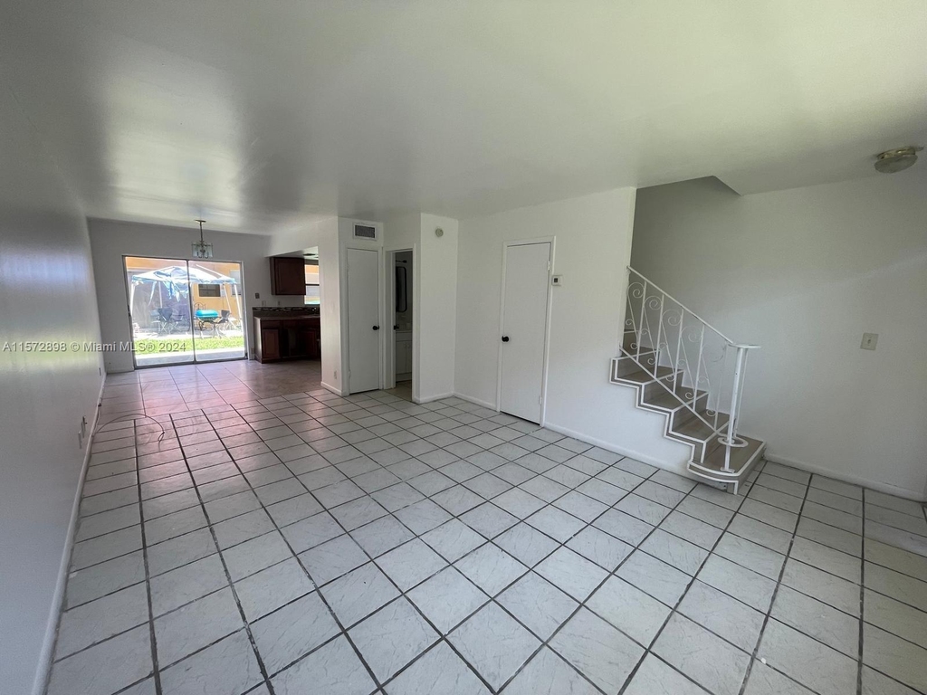 2520 Nw 52nd Ave - Photo 5