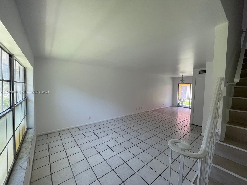 2520 Nw 52nd Ave - Photo 2