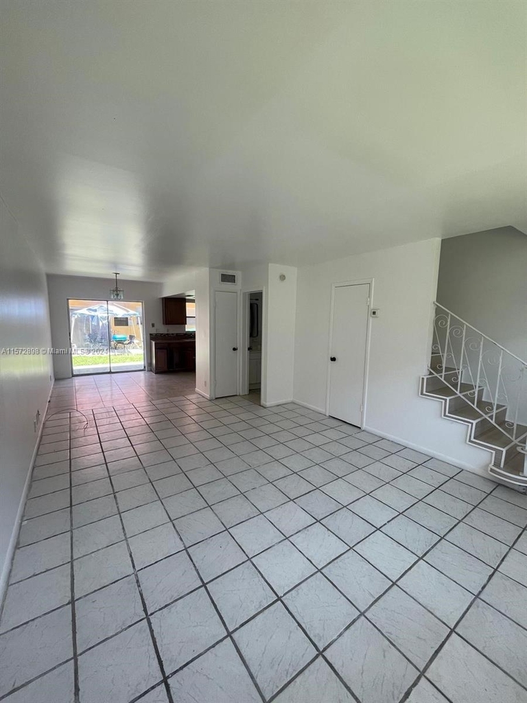 2520 Nw 52nd Ave - Photo 4