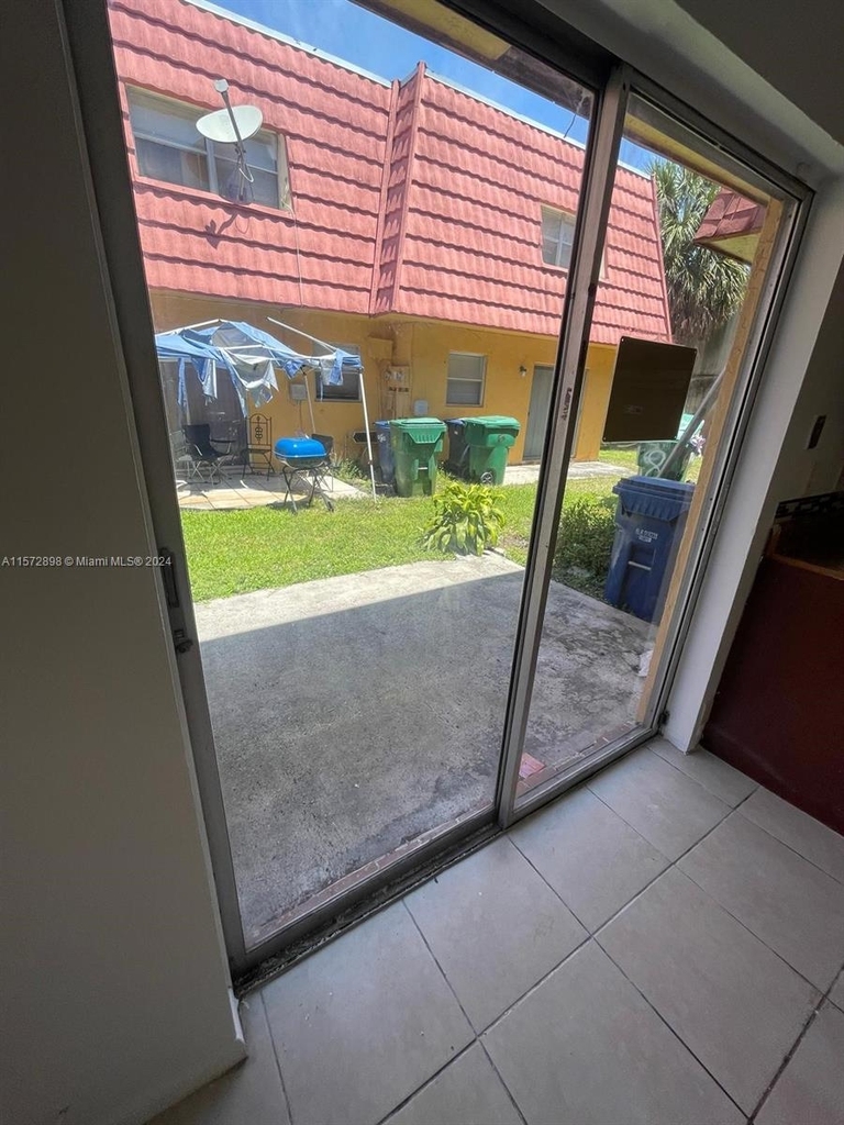 2520 Nw 52nd Ave - Photo 11