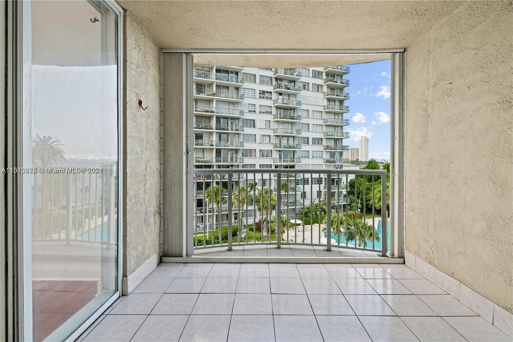 1420 Brickell Bay Dr - Photo 18