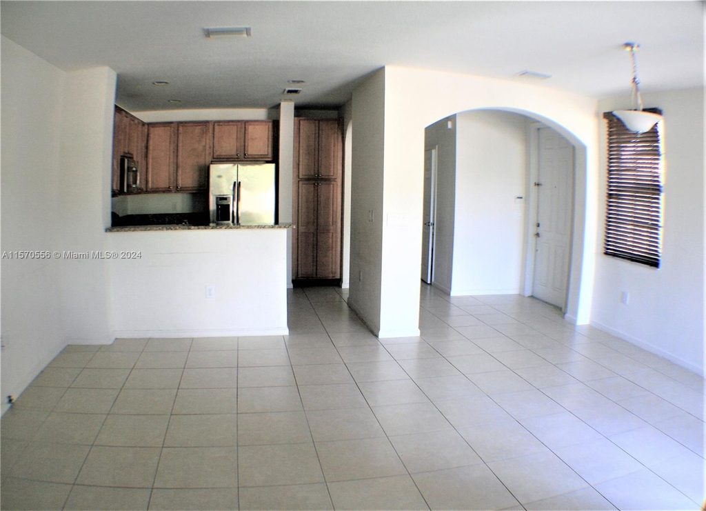 202 Las Brisas Cir - Photo 1