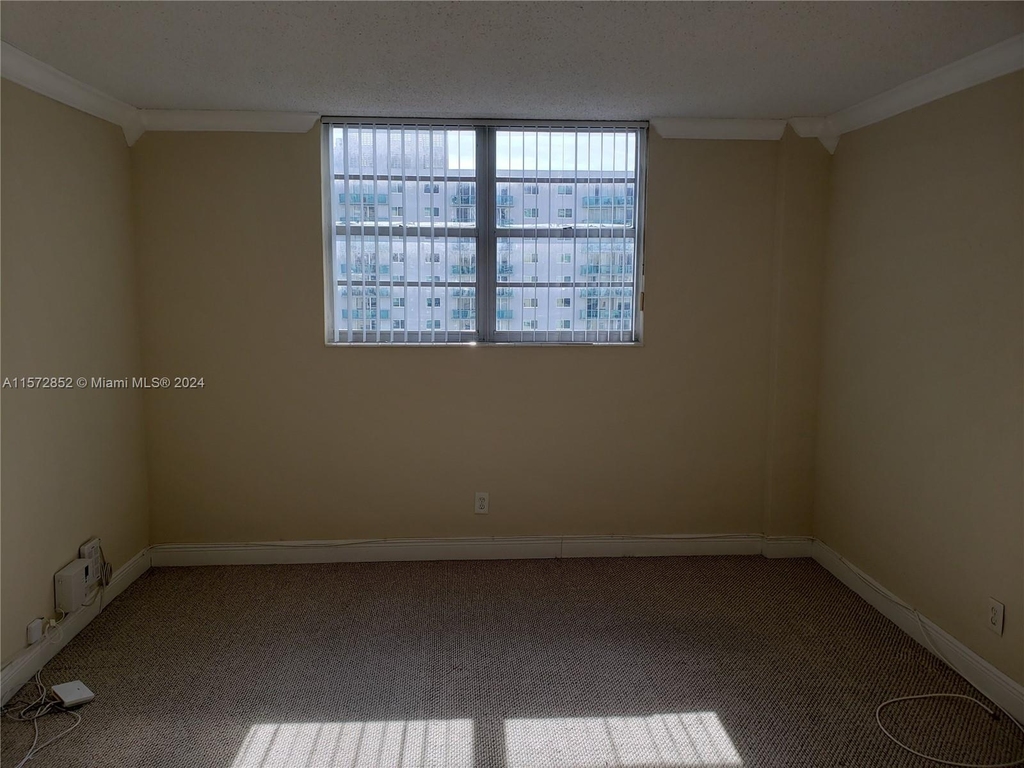 19390 Collins Ave - Photo 5