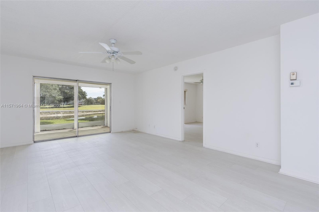 1030 Country Club Dr - Photo 10