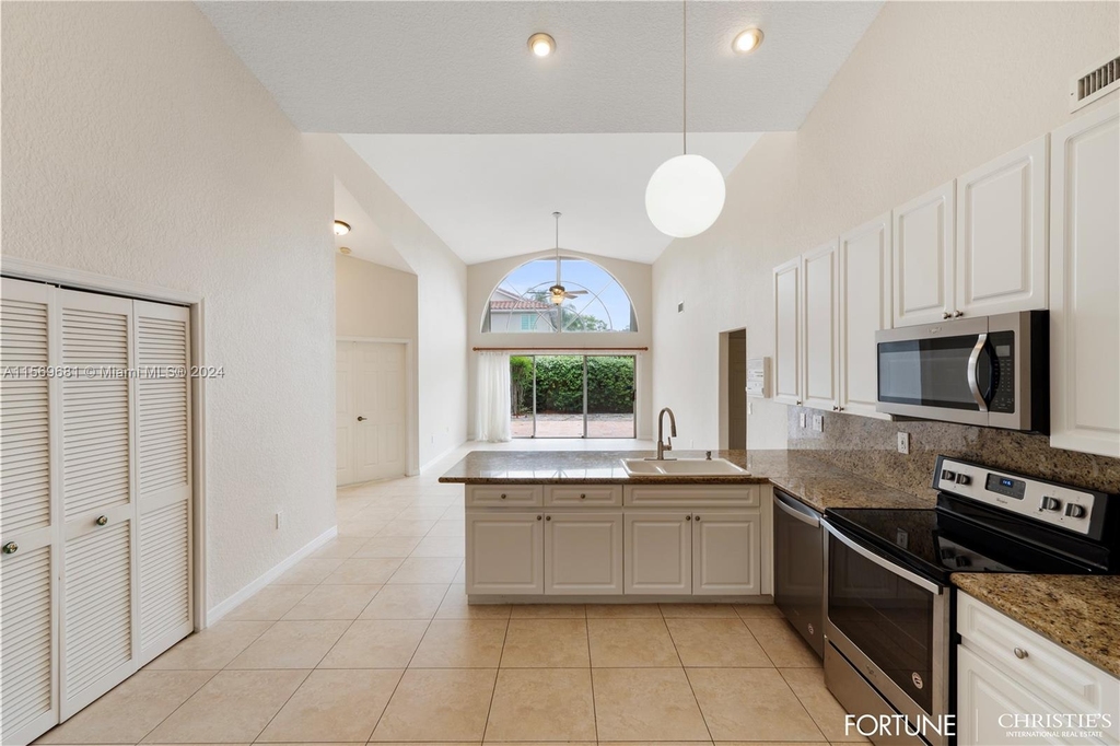 10635 Nw 54th St - Photo 13