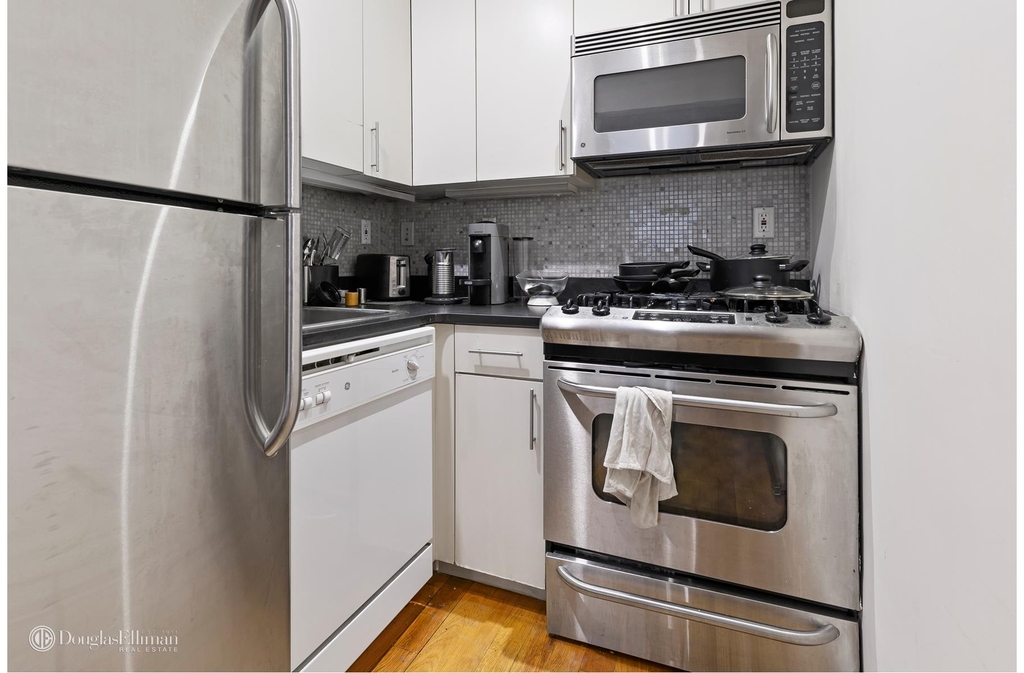 159 Bleecker St - Photo 3