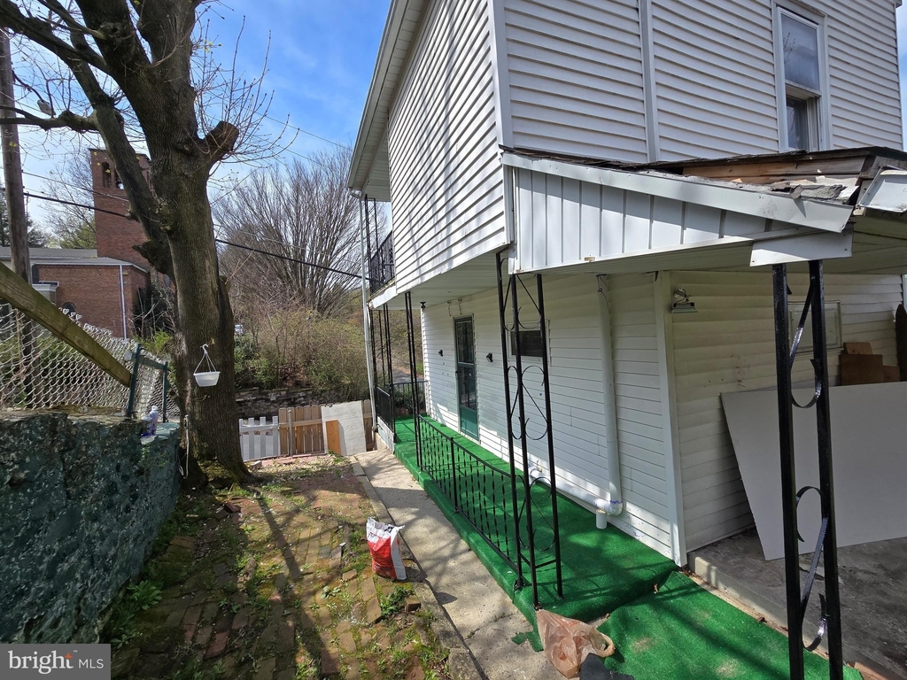 402 Line Street - Photo 15