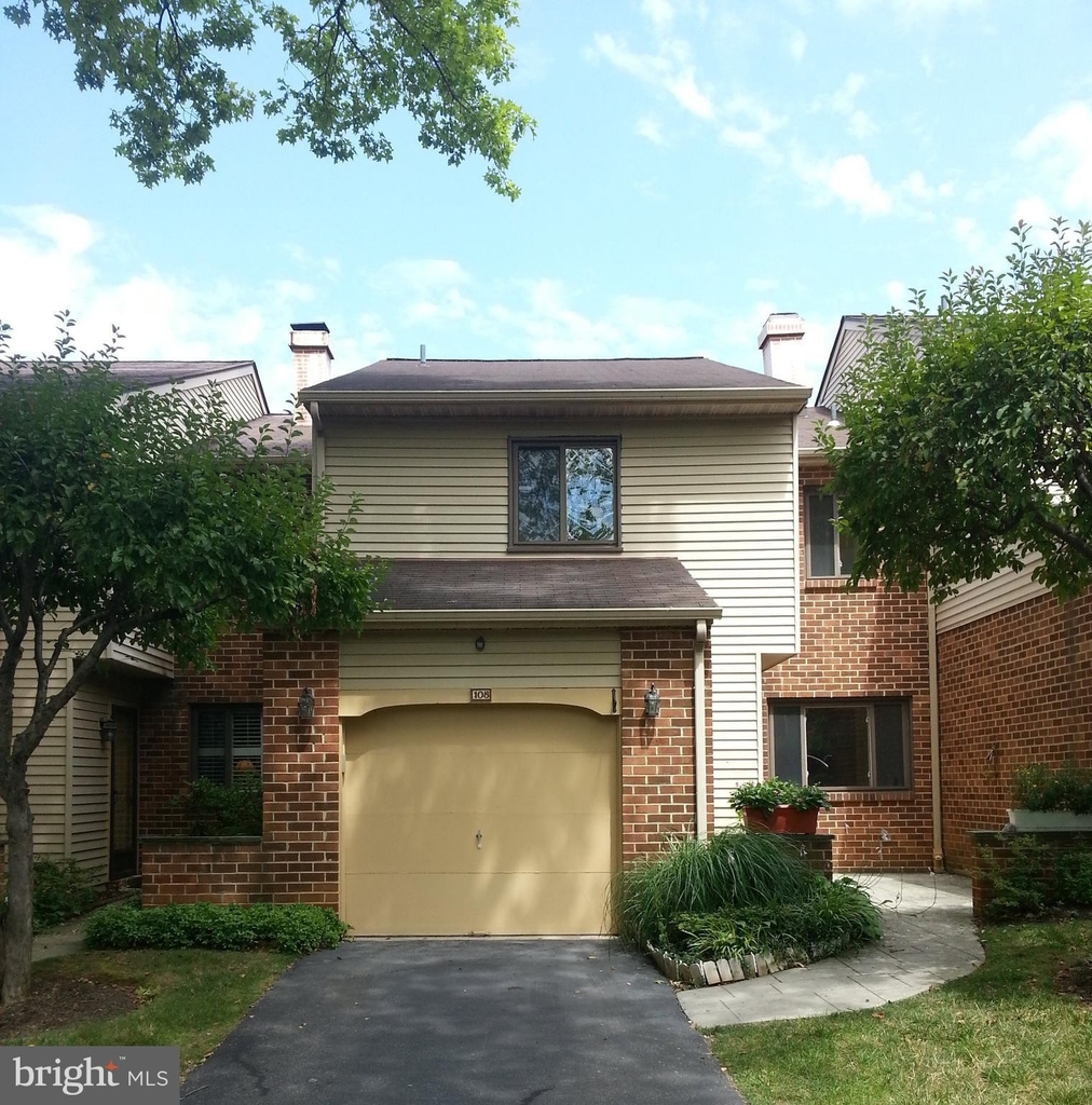 105 Camsten Court - Photo 0