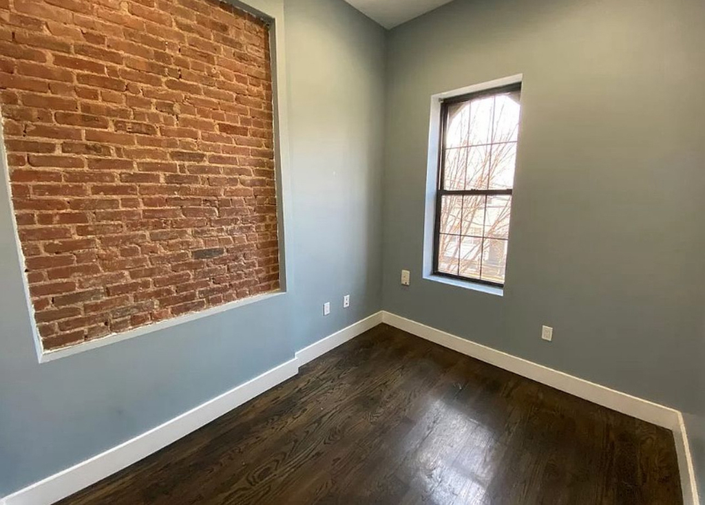1872 Gates Avenue - Photo 1