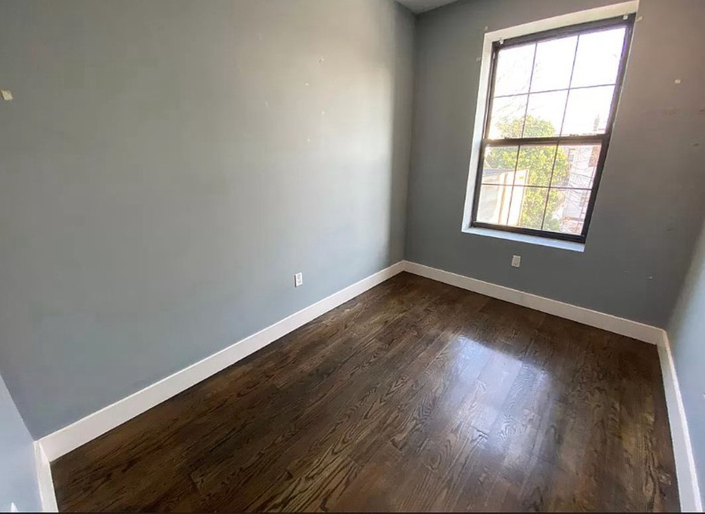 1872 Gates Avenue - Photo 5