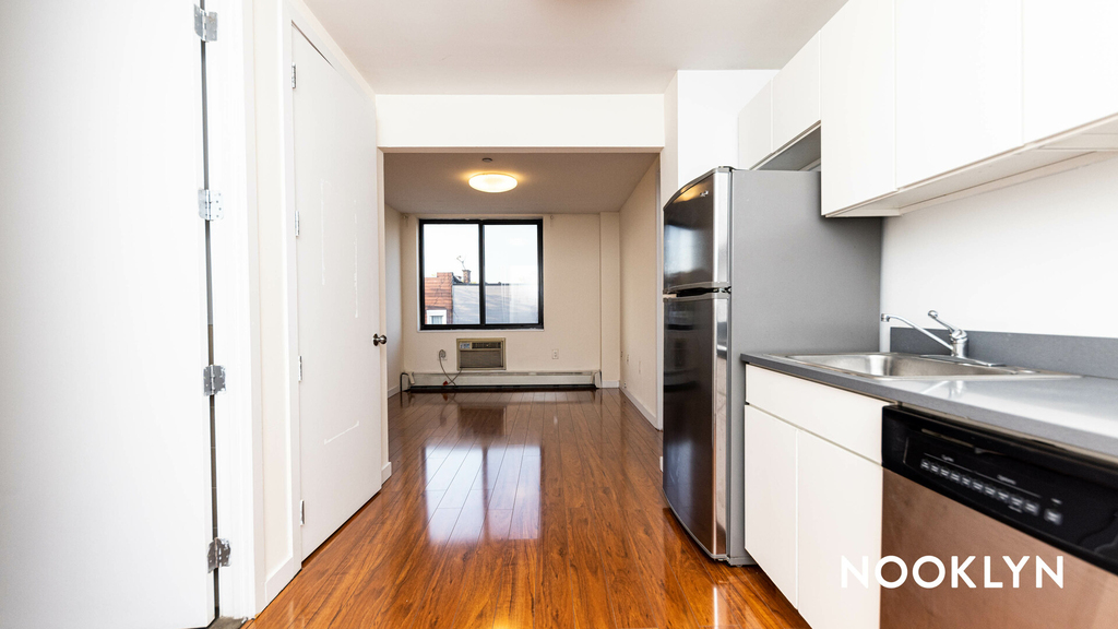 924 Metropolitan Avenue - Photo 6