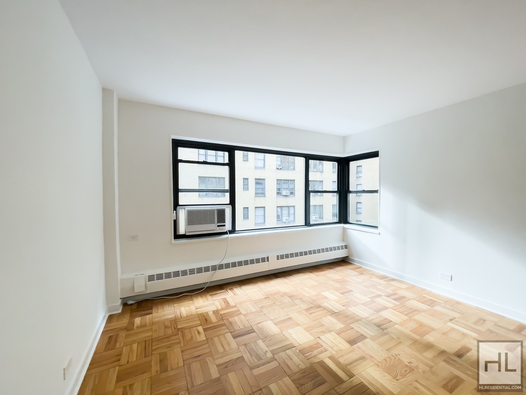 East 55 Street - Photo 2