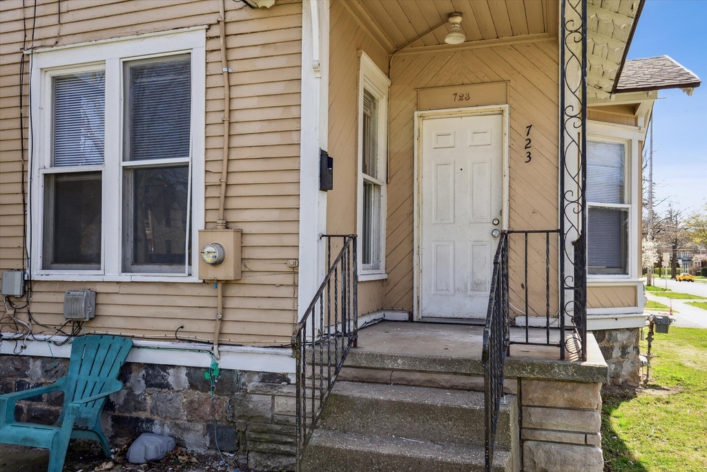 719 W Walnut Street - Photo 2