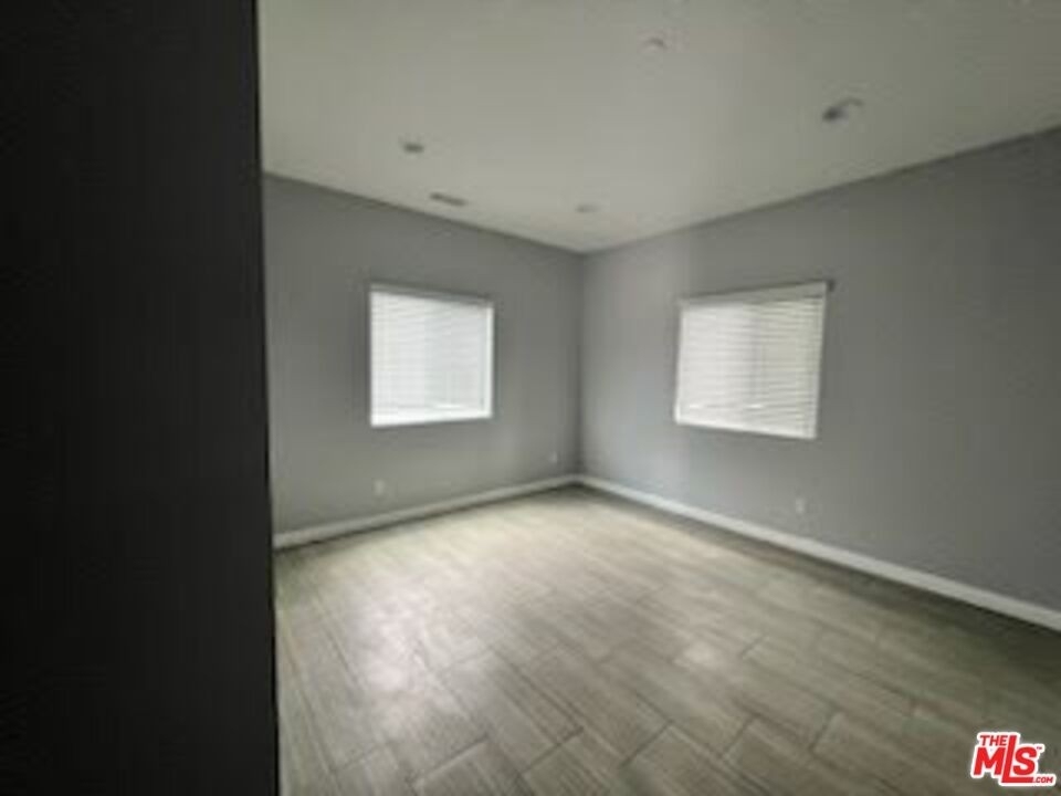 1053 N Pershing Ave - Photo 2