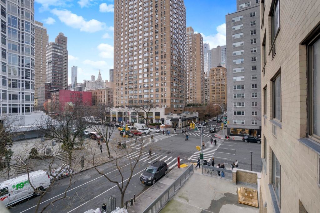 East 33rd Street - Photo 11