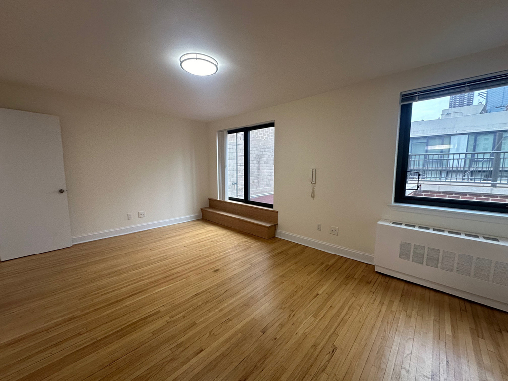 365 West 52nd Street - Photo 14