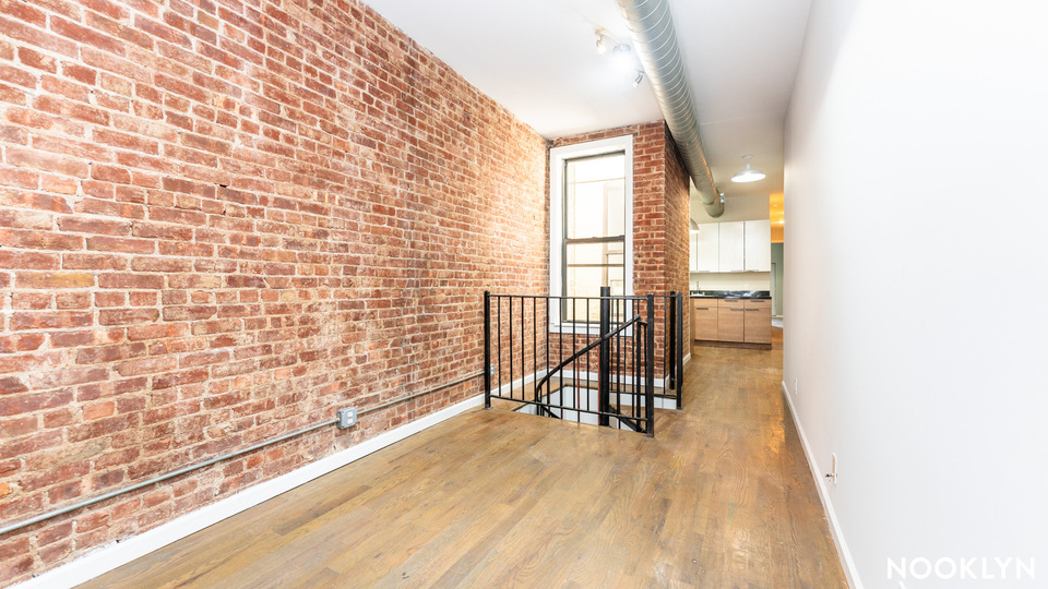 555 Hart Street - Photo 1