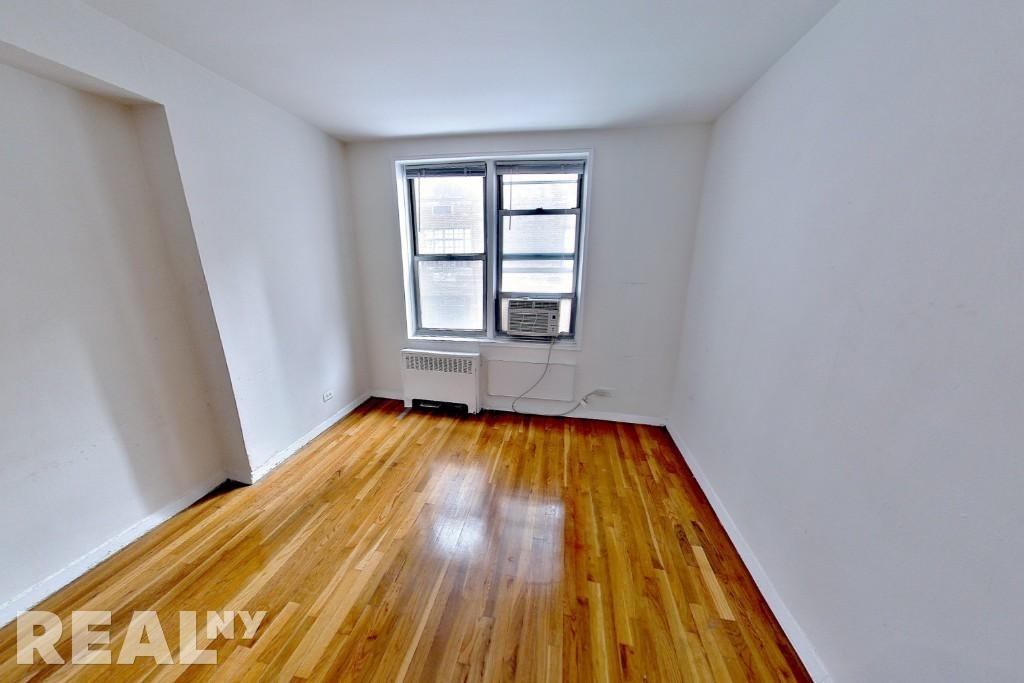 East 58th Street - Photo 2