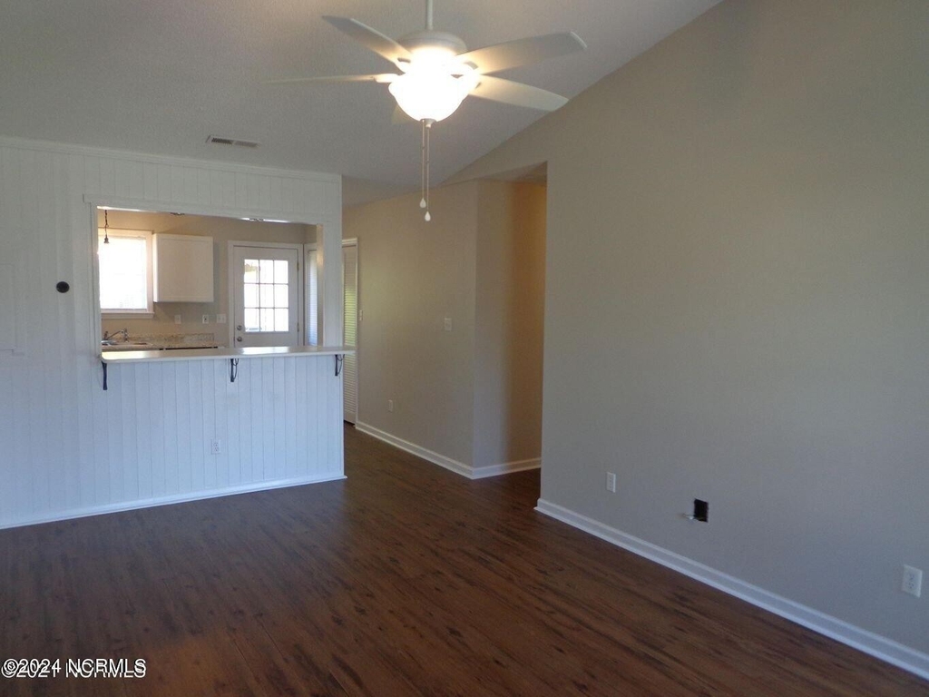 109 Creekview Drive - Photo 2