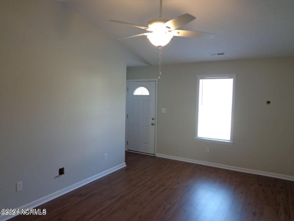 109 Creekview Drive - Photo 3