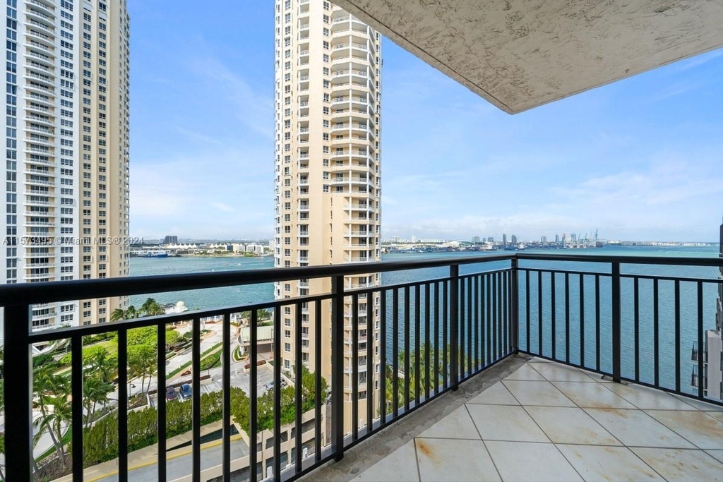 540 Brickell Key Dr - Photo 1