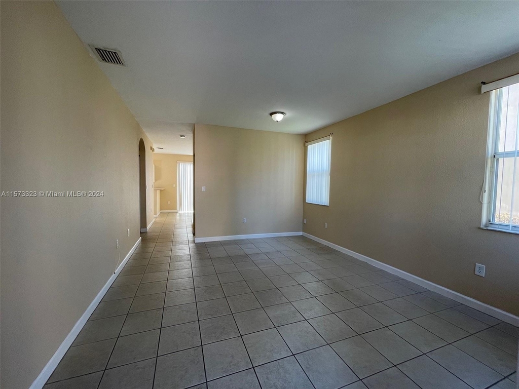 992 Ne 41st Pl - Photo 1