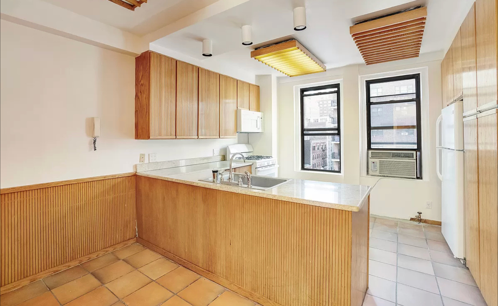 201 East 36th Street - Photo 5