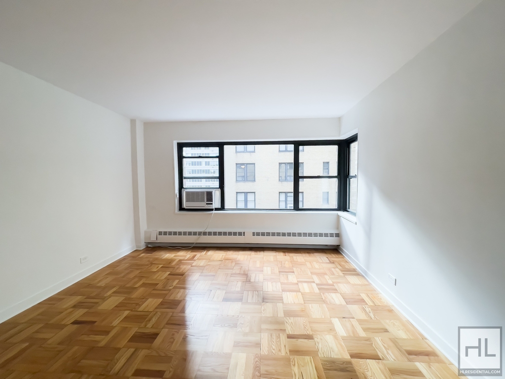 East 55 Street - Photo 1