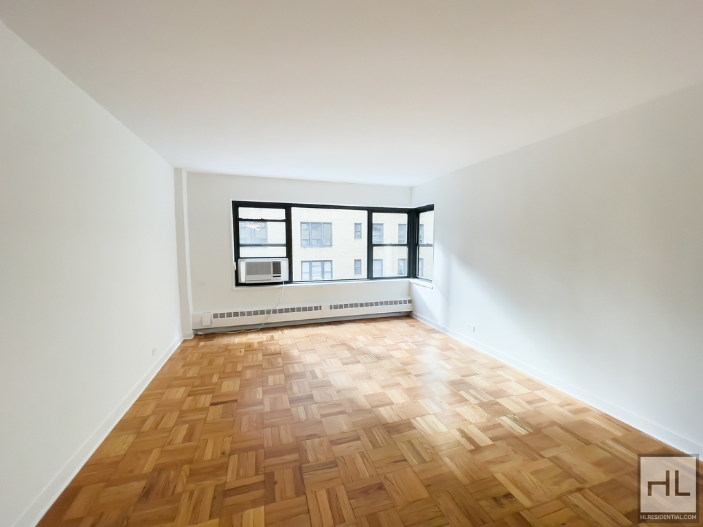 East 55 Street - Photo 2